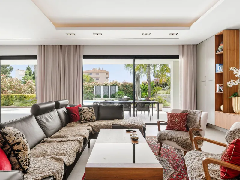 Welcome to this modern and very well built house in the lower Nueva Andalucia area. As you enter you are greeted with a large open kitchen that leads to the dining and living area, from here you can access the large covered terrace and onto the pool area 
