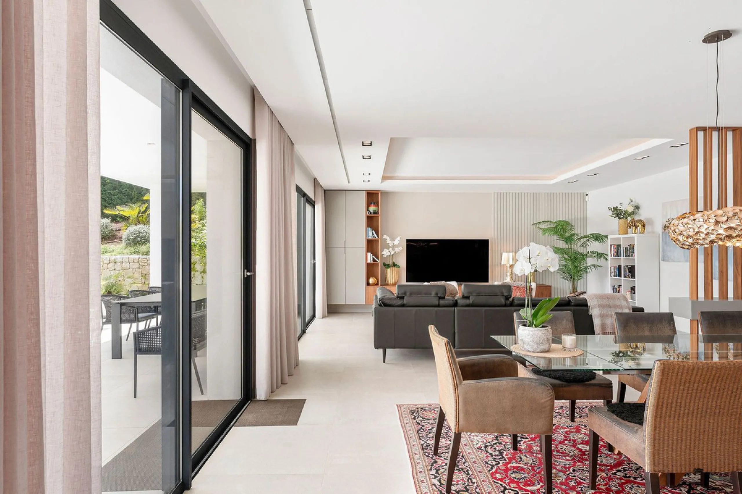 Welcome to this modern and very well built house in the lower Nueva Andalucia area. As you enter you are greeted with a large open kitchen that leads to the dining and living area, from here you can access the large covered terrace and onto the pool area 