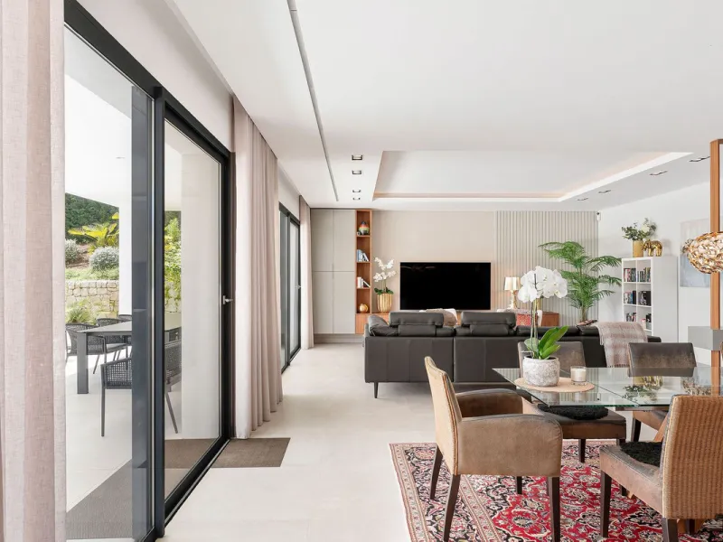 Welcome to this modern and very well built house in the lower Nueva Andalucia area. As you enter you are greeted with a large open kitchen that leads to the dining and living area, from here you can access the large covered terrace and onto the pool area 