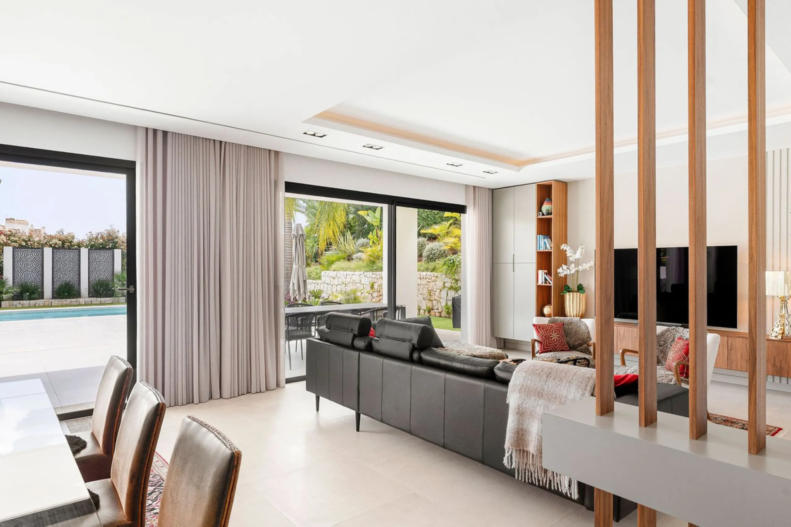 Welcome to this modern and very well built house in the lower Nueva Andalucia area. As you enter you are greeted with a large open kitchen that leads to the dining and living area, from here you can access the large covered terrace and onto the pool area 