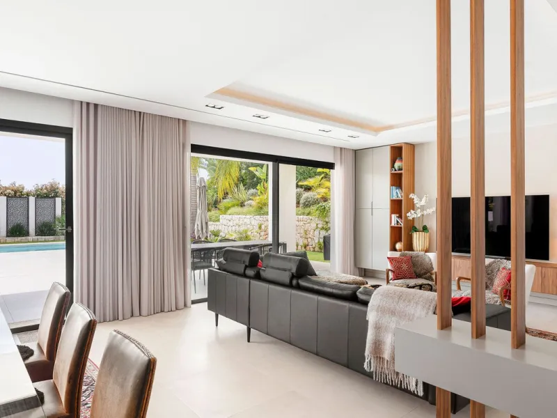 Welcome to this modern and very well built house in the lower Nueva Andalucia area. As you enter you are greeted with a large open kitchen that leads to the dining and living area, from here you can access the large covered terrace and onto the pool area 