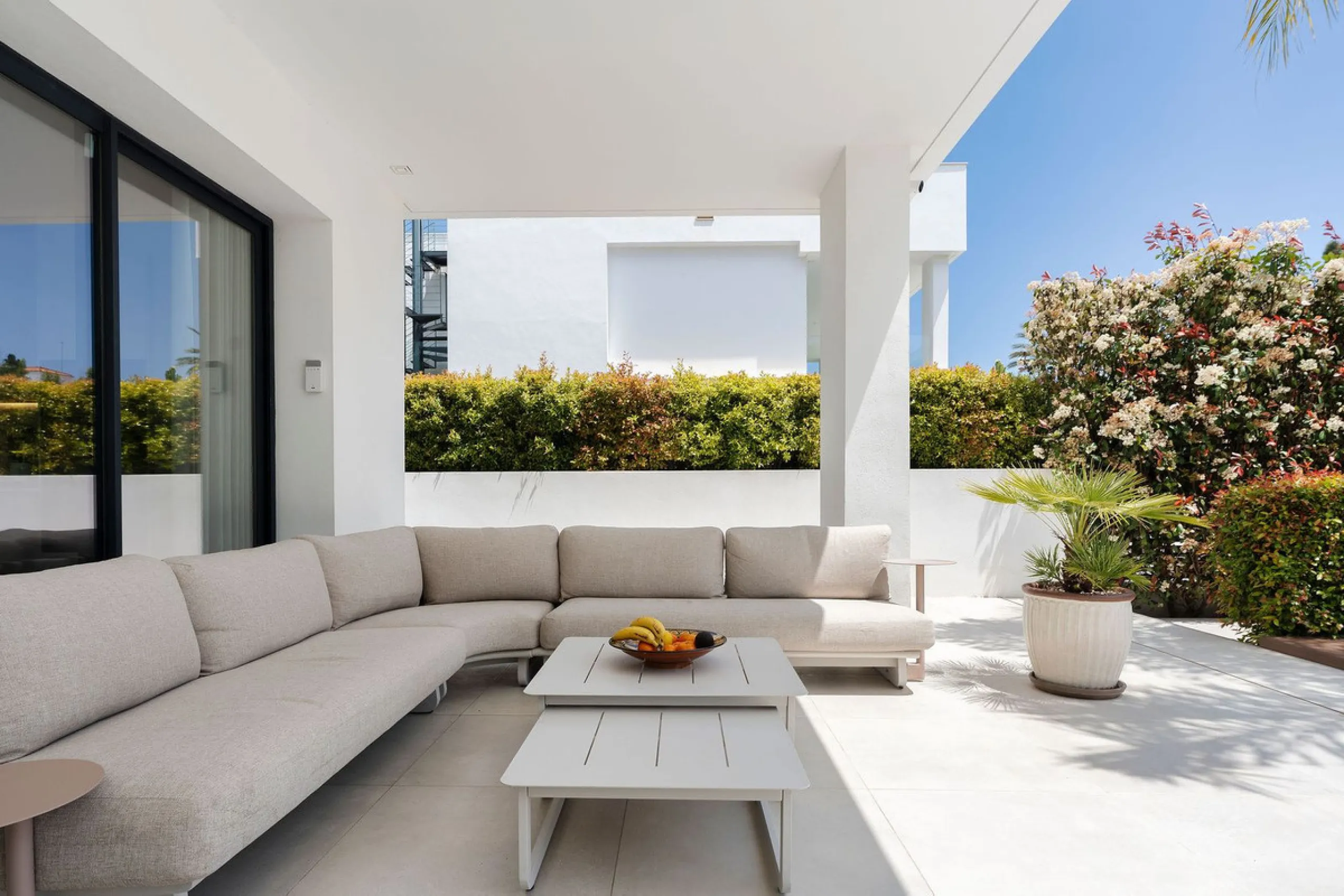Welcome to this modern and very well built house in the lower Nueva Andalucia area. As you enter you are greeted with a large open kitchen that leads to the dining and living area, from here you can access the large covered terrace and onto the pool area 