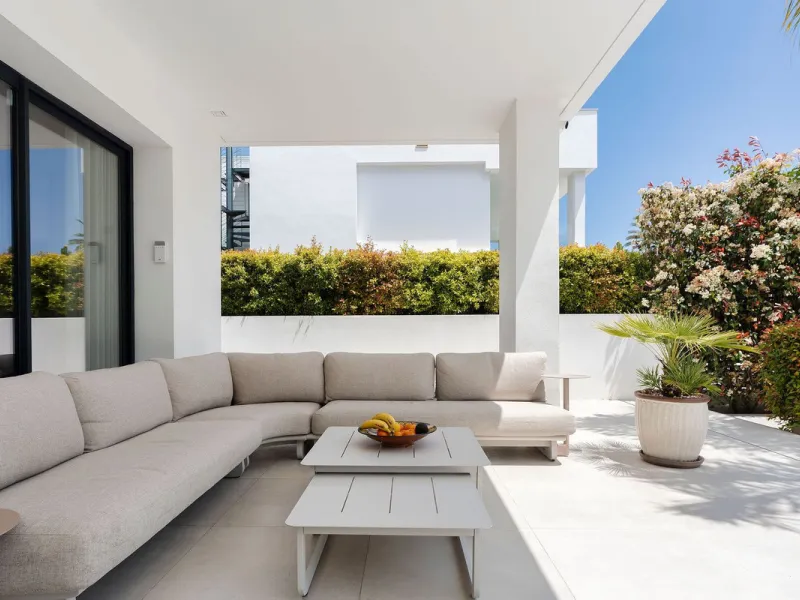 Welcome to this modern and very well built house in the lower Nueva Andalucia area. As you enter you are greeted with a large open kitchen that leads to the dining and living area, from here you can access the large covered terrace and onto the pool area 