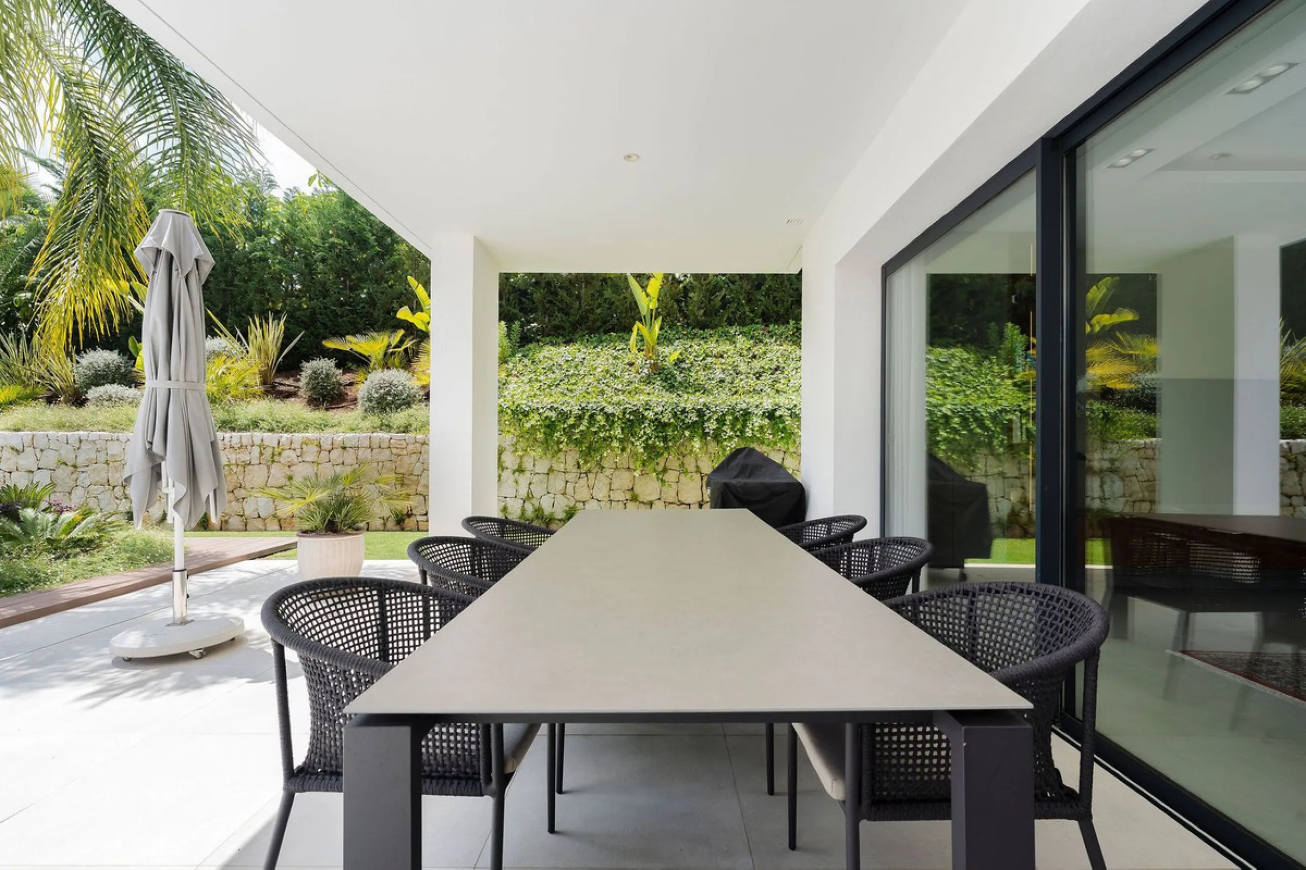 Welcome to this modern and very well built house in the lower Nueva Andalucia area. As you enter you are greeted with a large open kitchen that leads to the dining and living area, from here you can access the large covered terrace and onto the pool area 