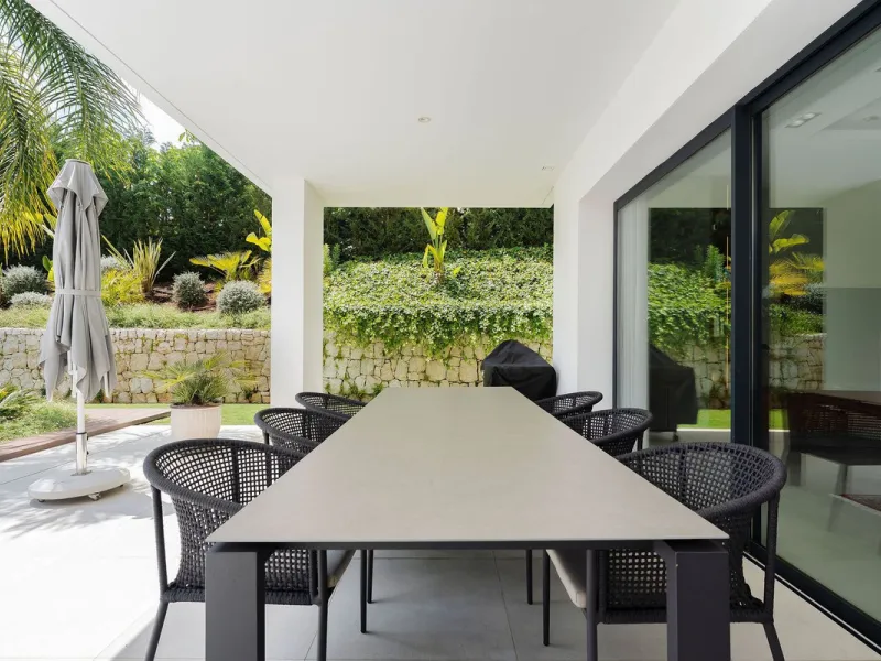 Welcome to this modern and very well built house in the lower Nueva Andalucia area. As you enter you are greeted with a large open kitchen that leads to the dining and living area, from here you can access the large covered terrace and onto the pool area 