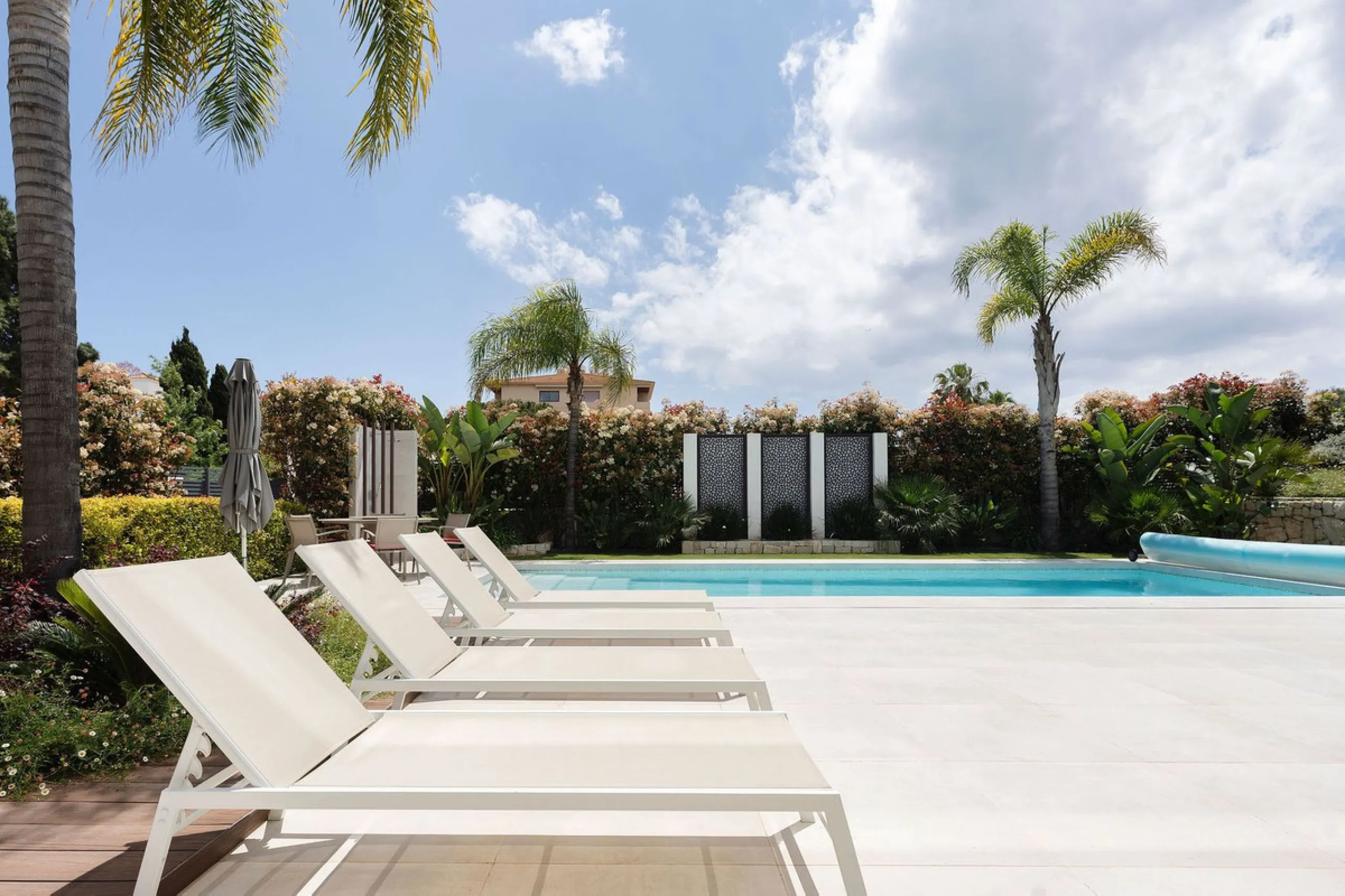 Welcome to this modern and very well built house in the lower Nueva Andalucia area. As you enter you are greeted with a large open kitchen that leads to the dining and living area, from here you can access the large covered terrace and onto the pool area 