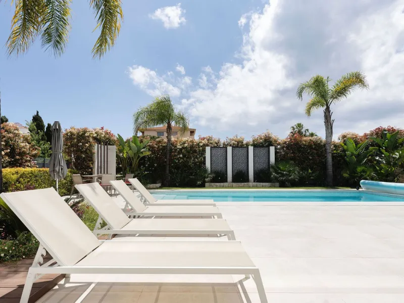 Welcome to this modern and very well built house in the lower Nueva Andalucia area. As you enter you are greeted with a large open kitchen that leads to the dining and living area, from here you can access the large covered terrace and onto the pool area 