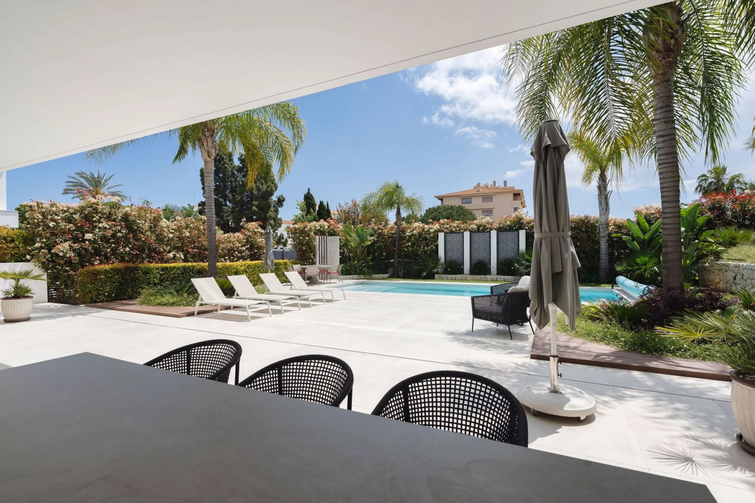 Welcome to this modern and very well built house in the lower Nueva Andalucia area. As you enter you are greeted with a large open kitchen that leads to the dining and living area, from here you can access the large covered terrace and onto the pool area 
