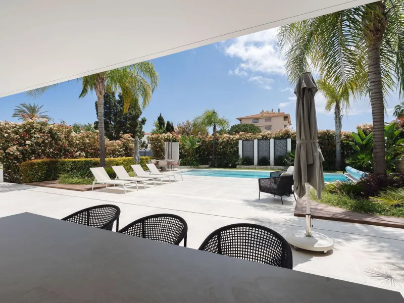 Welcome to this modern and very well built house in the lower Nueva Andalucia area. As you enter you are greeted with a large open kitchen that leads to the dining and living area, from here you can access the large covered terrace and onto the pool area 