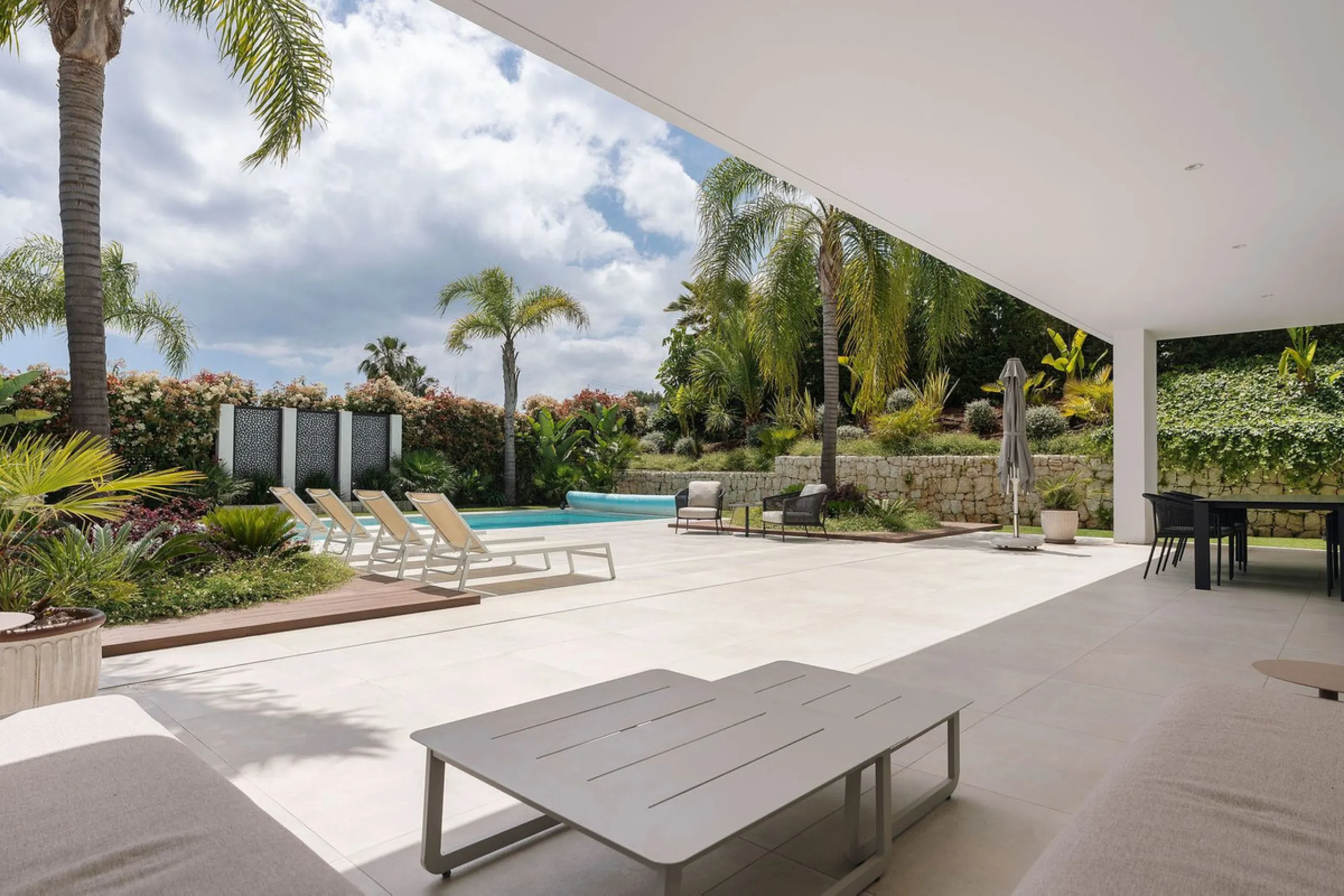 Welcome to this modern and very well built house in the lower Nueva Andalucia area. As you enter you are greeted with a large open kitchen that leads to the dining and living area, from here you can access the large covered terrace and onto the pool area 