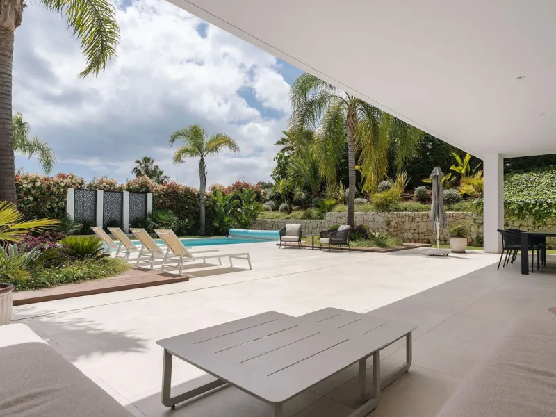 Welcome to this modern and very well built house in the lower Nueva Andalucia area. As you enter you are greeted with a large open kitchen that leads to the dining and living area, from here you can access the large covered terrace and onto the pool area 