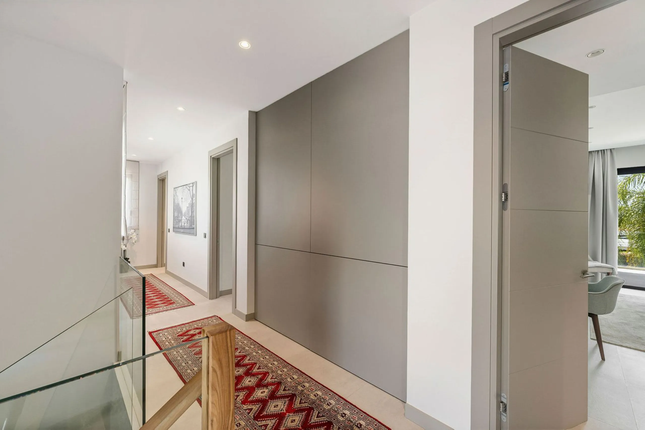 Welcome to this modern and very well built house in the lower Nueva Andalucia area. As you enter you are greeted with a large open kitchen that leads to the dining and living area, from here you can access the large covered terrace and onto the pool area 