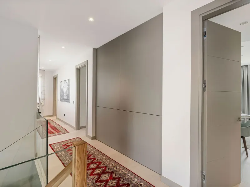 Welcome to this modern and very well built house in the lower Nueva Andalucia area. As you enter you are greeted with a large open kitchen that leads to the dining and living area, from here you can access the large covered terrace and onto the pool area 