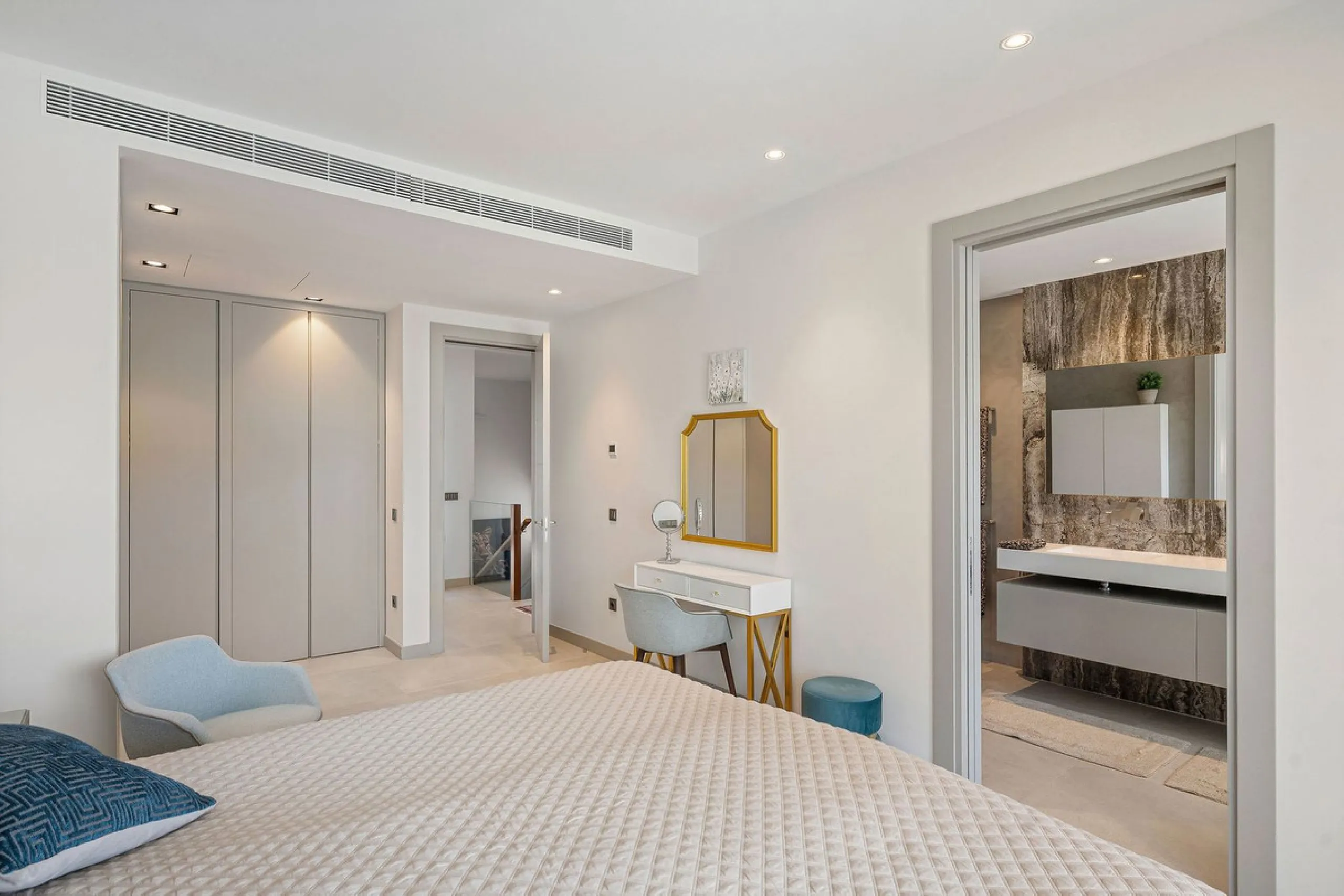 Welcome to this modern and very well built house in the lower Nueva Andalucia area. As you enter you are greeted with a large open kitchen that leads to the dining and living area, from here you can access the large covered terrace and onto the pool area 