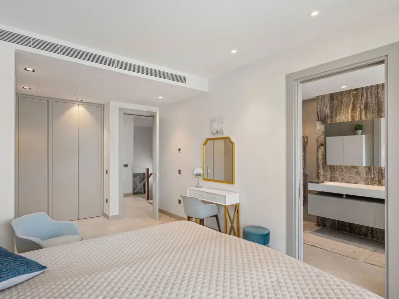 Welcome to this modern and very well built house in the lower Nueva Andalucia area. As you enter you are greeted with a large open kitchen that leads to the dining and living area, from here you can access the large covered terrace and onto the pool area 