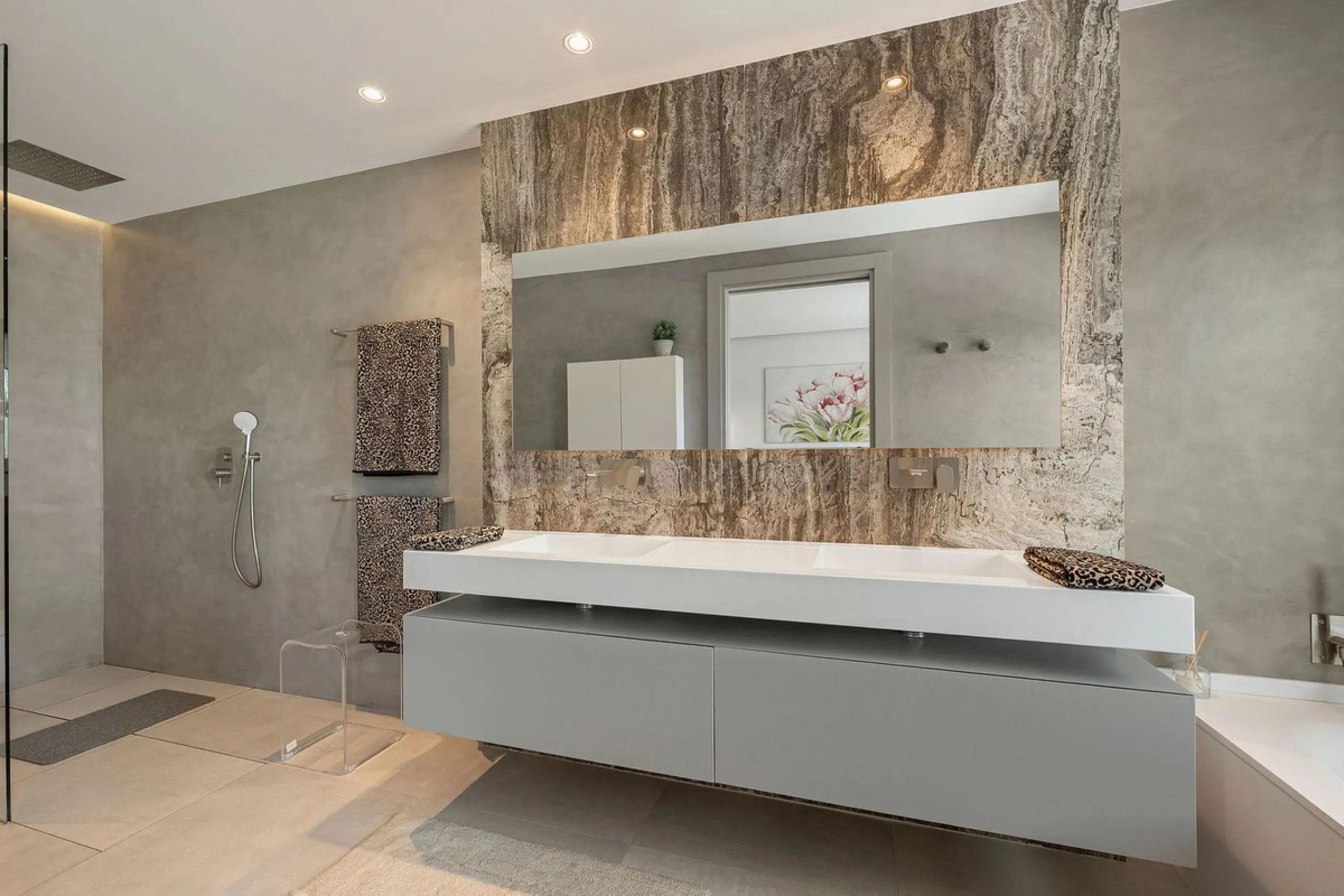 Welcome to this modern and very well built house in the lower Nueva Andalucia area. As you enter you are greeted with a large open kitchen that leads to the dining and living area, from here you can access the large covered terrace and onto the pool area 