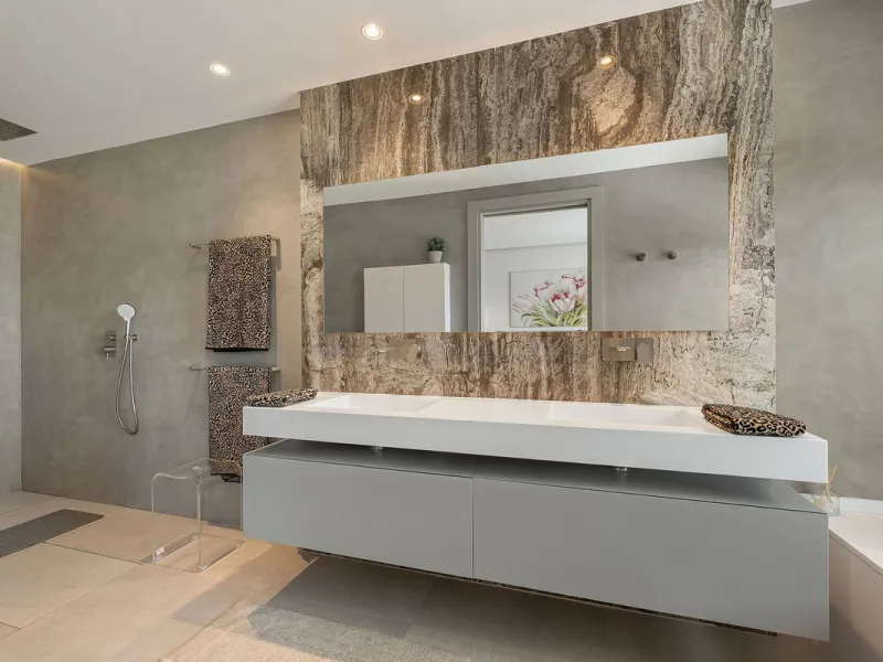 Welcome to this modern and very well built house in the lower Nueva Andalucia area. As you enter you are greeted with a large open kitchen that leads to the dining and living area, from here you can access the large covered terrace and onto the pool area 