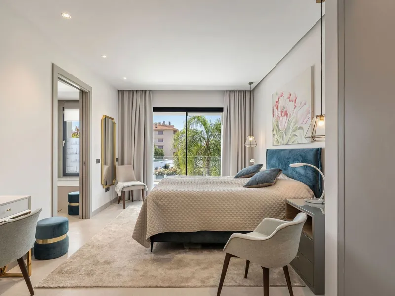 Welcome to this modern and very well built house in the lower Nueva Andalucia area. As you enter you are greeted with a large open kitchen that leads to the dining and living area, from here you can access the large covered terrace and onto the pool area 