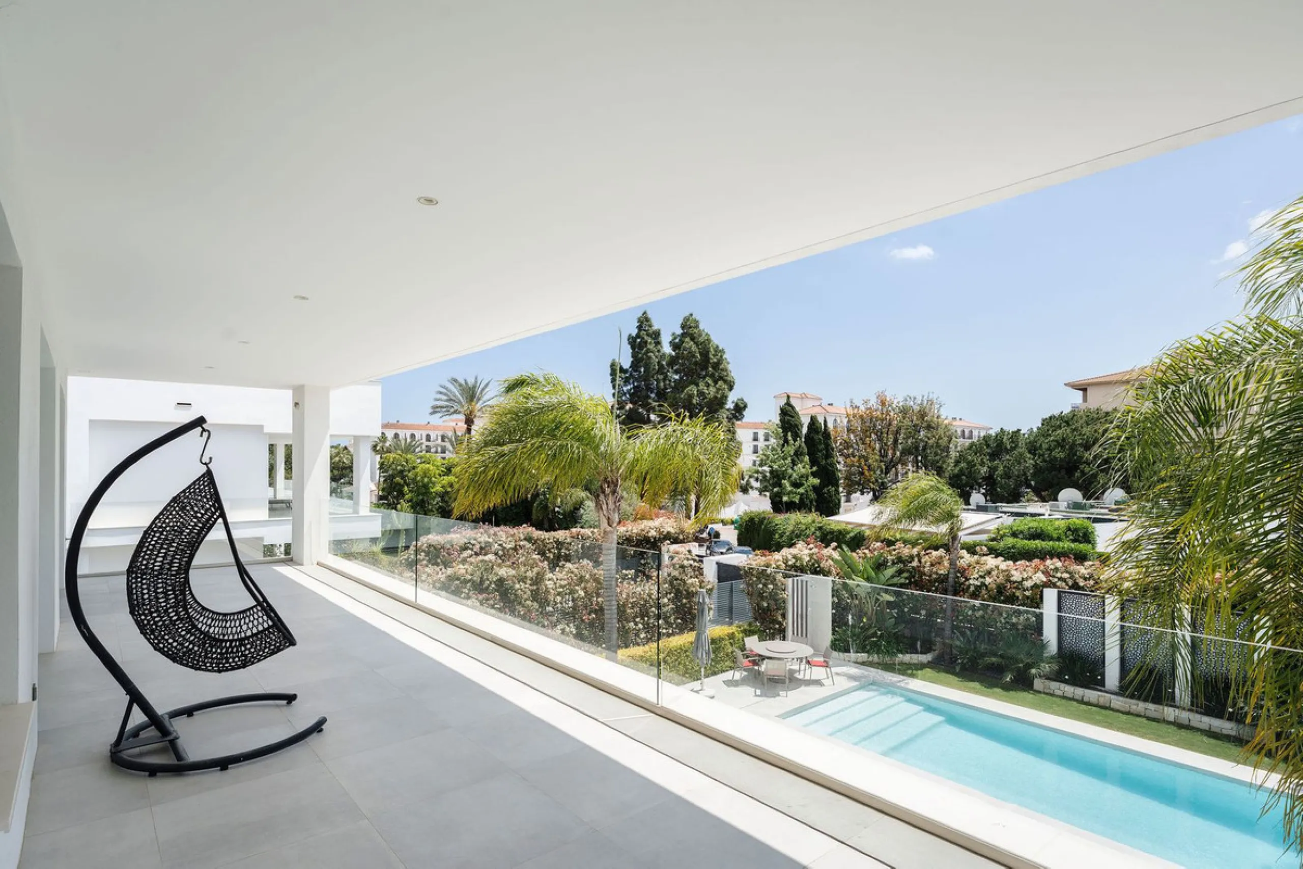 Welcome to this modern and very well built house in the lower Nueva Andalucia area. As you enter you are greeted with a large open kitchen that leads to the dining and living area, from here you can access the large covered terrace and onto the pool area 