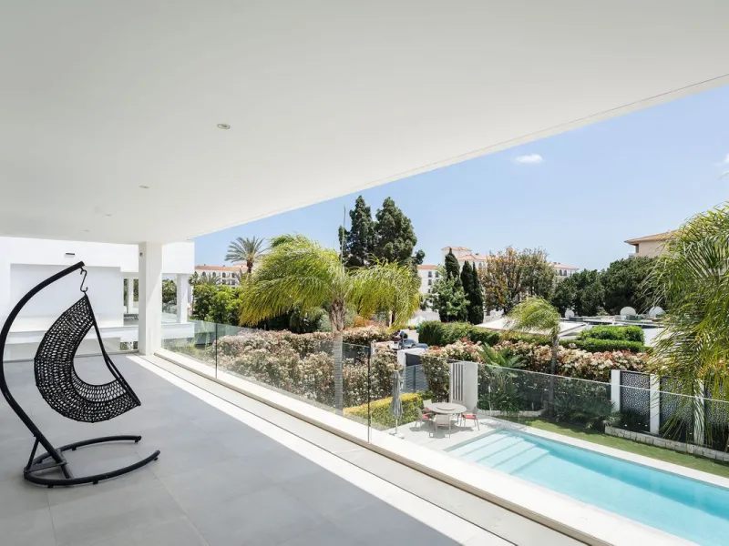 Welcome to this modern and very well built house in the lower Nueva Andalucia area. As you enter you are greeted with a large open kitchen that leads to the dining and living area, from here you can access the large covered terrace and onto the pool area 