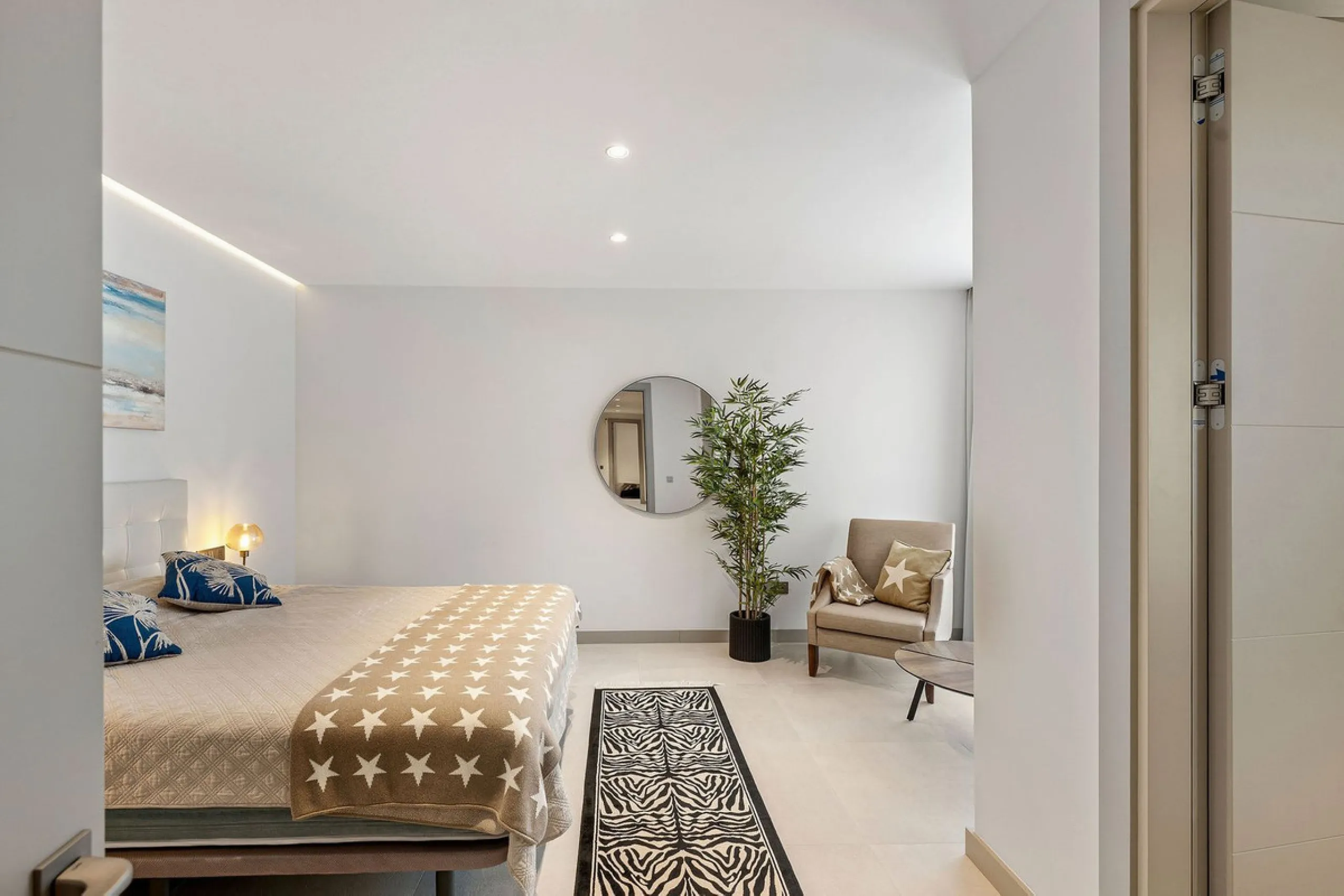 Welcome to this modern and very well built house in the lower Nueva Andalucia area. As you enter you are greeted with a large open kitchen that leads to the dining and living area, from here you can access the large covered terrace and onto the pool area 