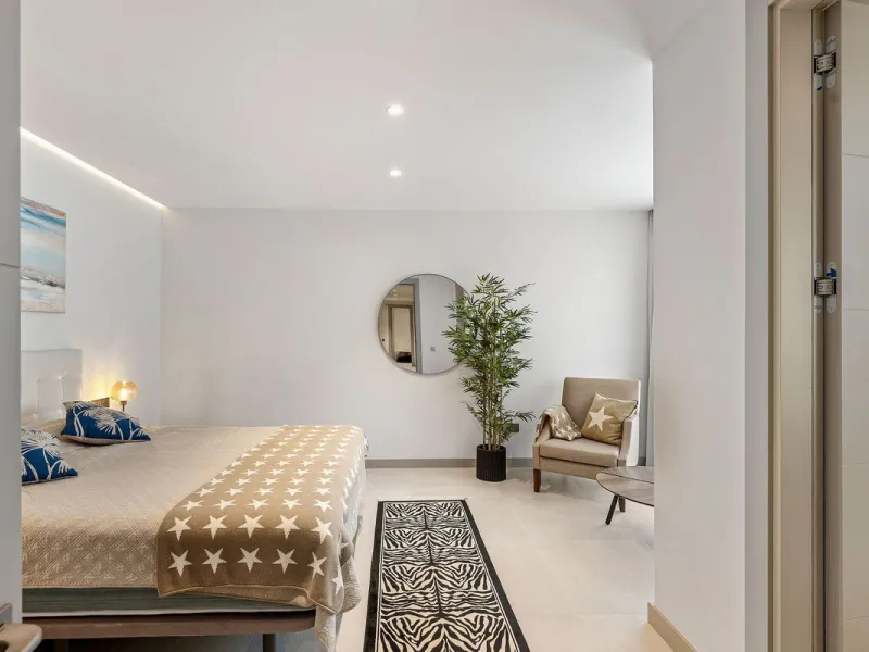 Welcome to this modern and very well built house in the lower Nueva Andalucia area. As you enter you are greeted with a large open kitchen that leads to the dining and living area, from here you can access the large covered terrace and onto the pool area 