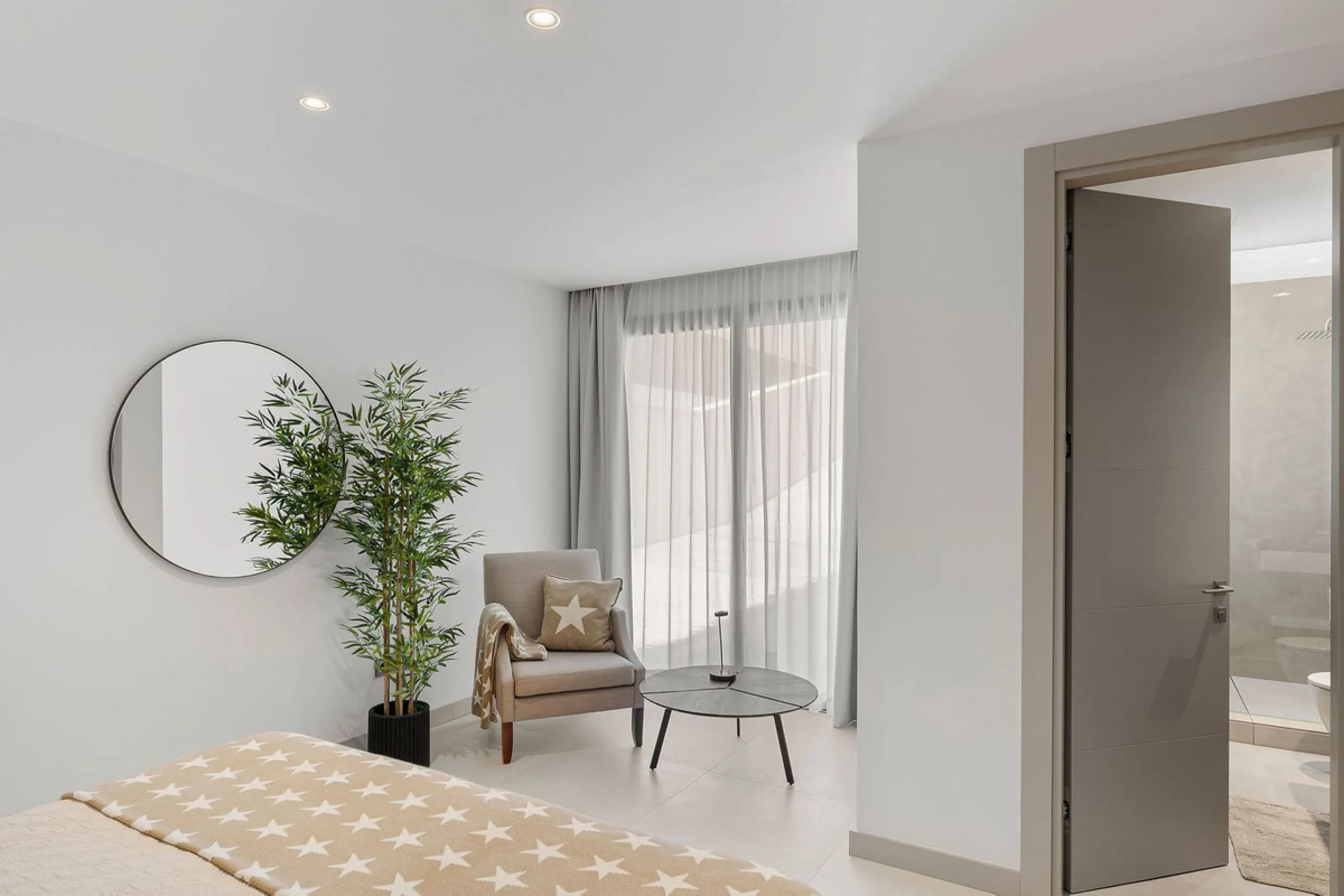 Welcome to this modern and very well built house in the lower Nueva Andalucia area. As you enter you are greeted with a large open kitchen that leads to the dining and living area, from here you can access the large covered terrace and onto the pool area 