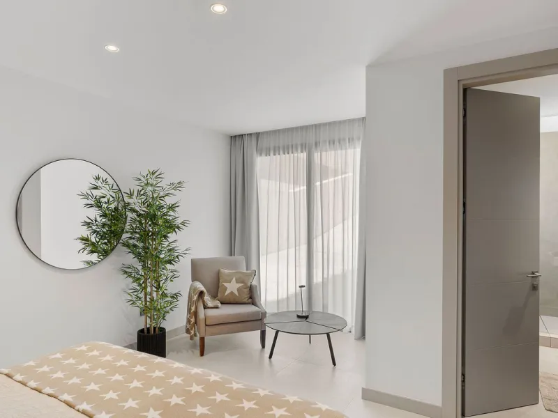 Welcome to this modern and very well built house in the lower Nueva Andalucia area. As you enter you are greeted with a large open kitchen that leads to the dining and living area, from here you can access the large covered terrace and onto the pool area 