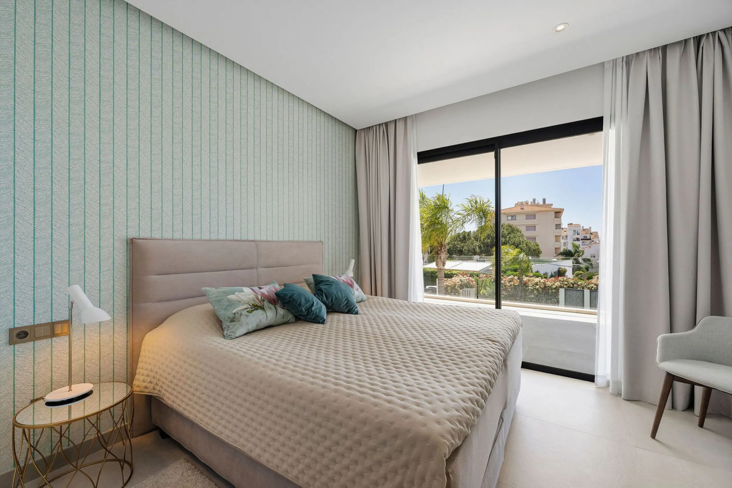 Welcome to this modern and very well built house in the lower Nueva Andalucia area. As you enter you are greeted with a large open kitchen that leads to the dining and living area, from here you can access the large covered terrace and onto the pool area 
