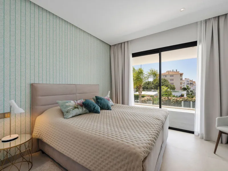 Welcome to this modern and very well built house in the lower Nueva Andalucia area. As you enter you are greeted with a large open kitchen that leads to the dining and living area, from here you can access the large covered terrace and onto the pool area 