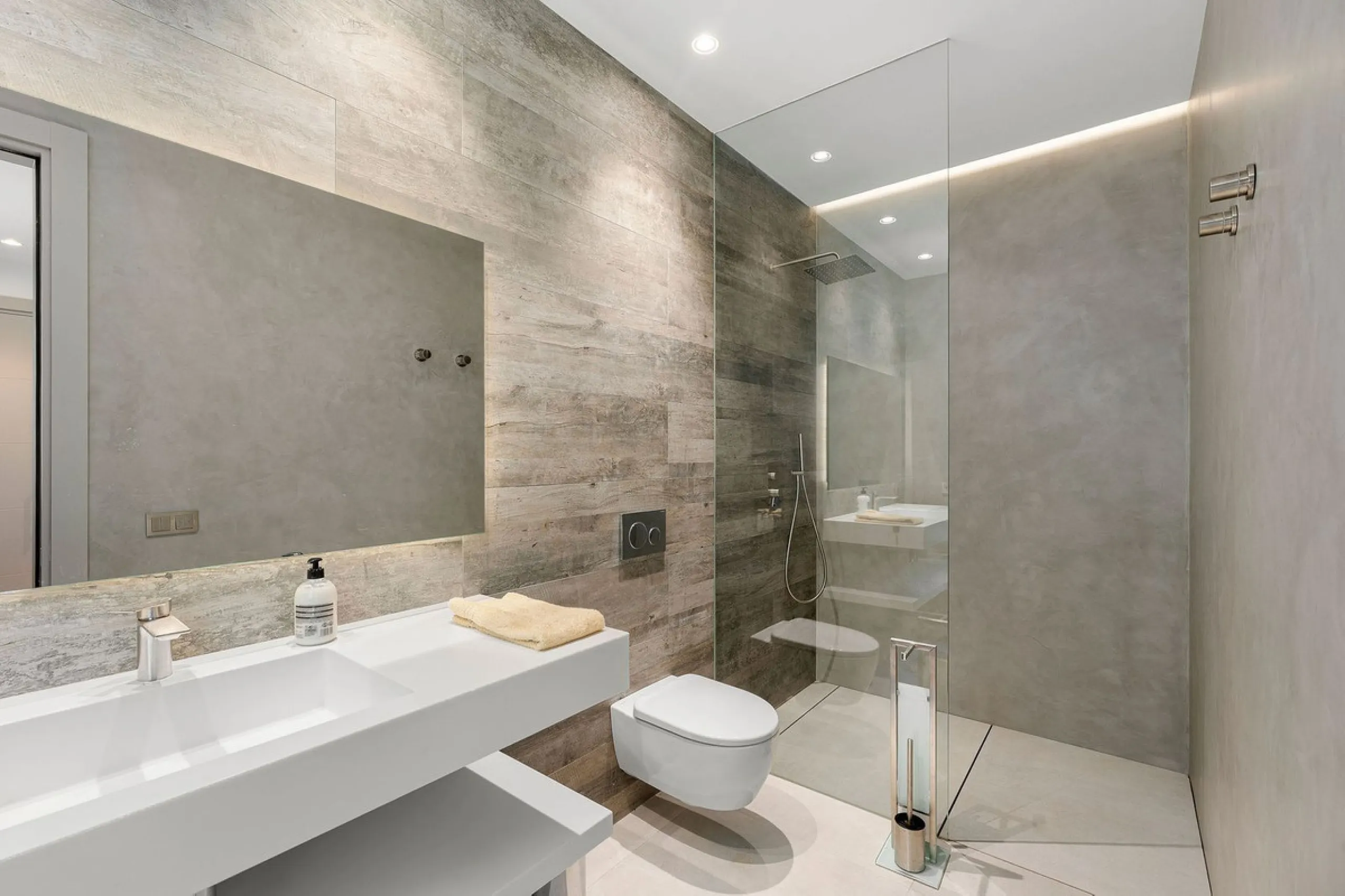 Welcome to this modern and very well built house in the lower Nueva Andalucia area. As you enter you are greeted with a large open kitchen that leads to the dining and living area, from here you can access the large covered terrace and onto the pool area 