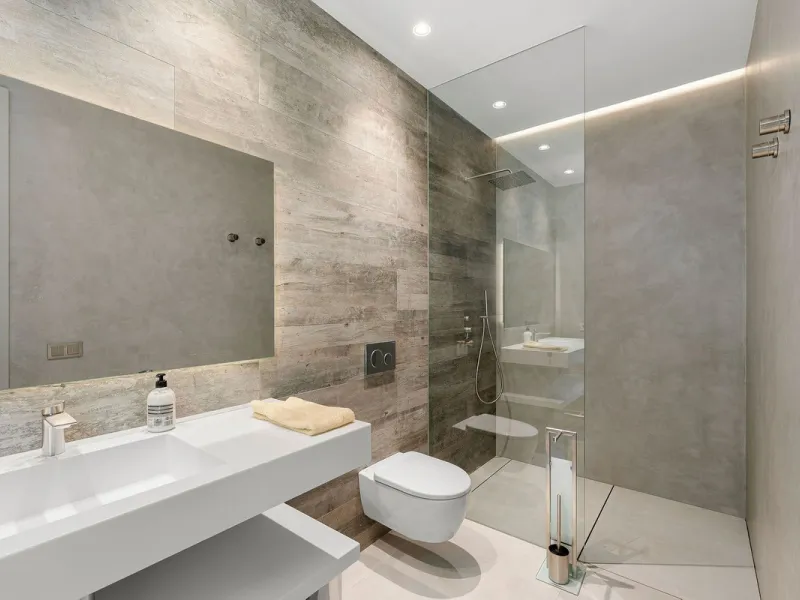 Welcome to this modern and very well built house in the lower Nueva Andalucia area. As you enter you are greeted with a large open kitchen that leads to the dining and living area, from here you can access the large covered terrace and onto the pool area 