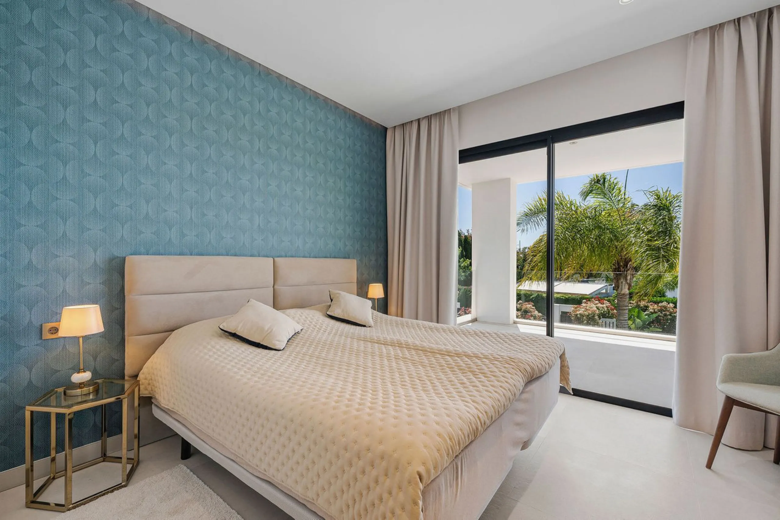 Welcome to this modern and very well built house in the lower Nueva Andalucia area. As you enter you are greeted with a large open kitchen that leads to the dining and living area, from here you can access the large covered terrace and onto the pool area 