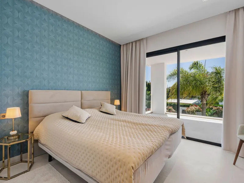 Welcome to this modern and very well built house in the lower Nueva Andalucia area. As you enter you are greeted with a large open kitchen that leads to the dining and living area, from here you can access the large covered terrace and onto the pool area 