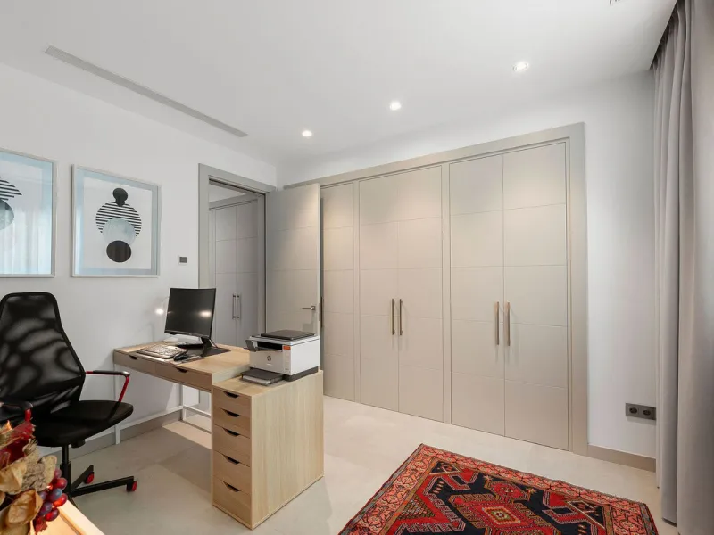 Welcome to this modern and very well built house in the lower Nueva Andalucia area. As you enter you are greeted with a large open kitchen that leads to the dining and living area, from here you can access the large covered terrace and onto the pool area 