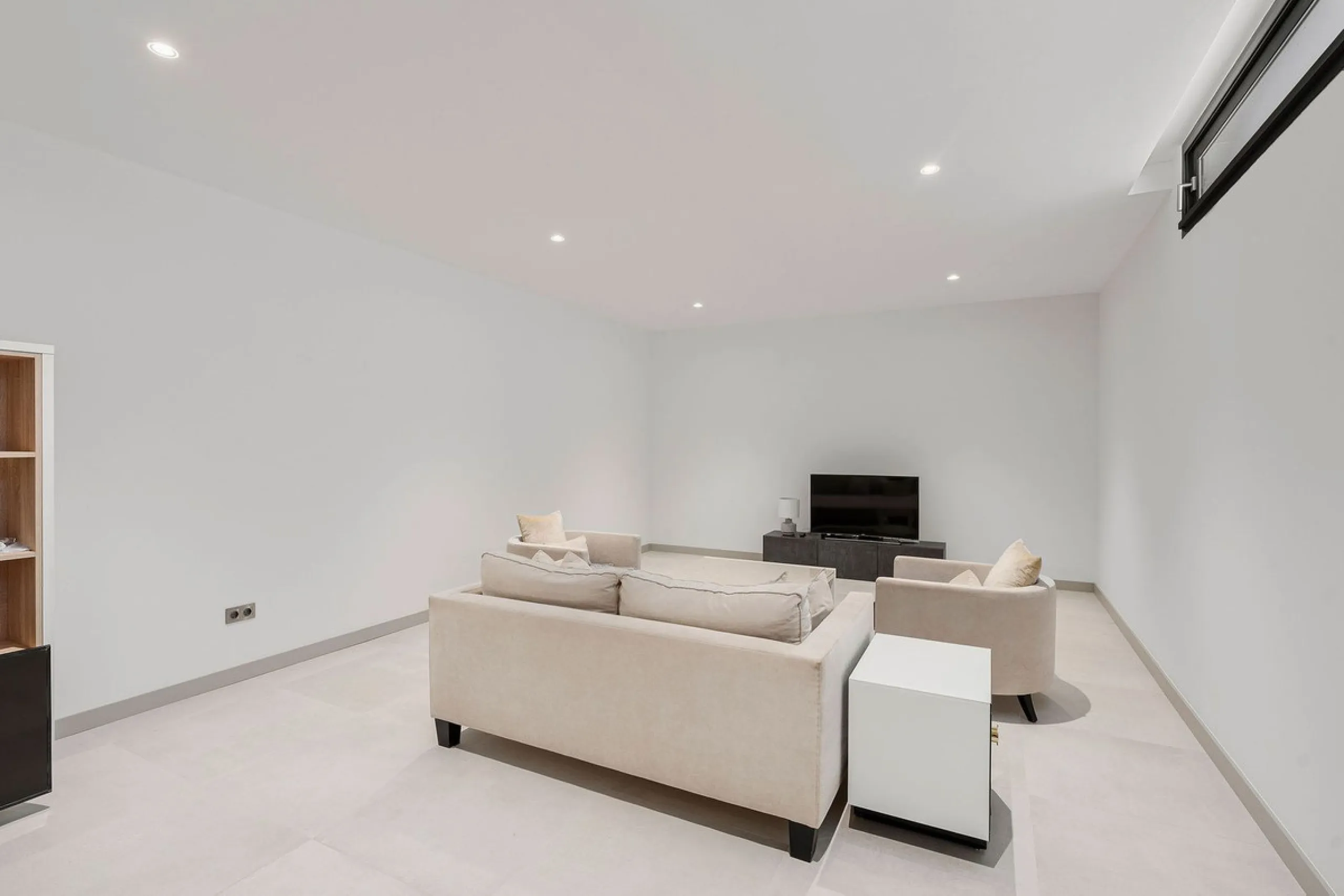 Welcome to this modern and very well built house in the lower Nueva Andalucia area. As you enter you are greeted with a large open kitchen that leads to the dining and living area, from here you can access the large covered terrace and onto the pool area 