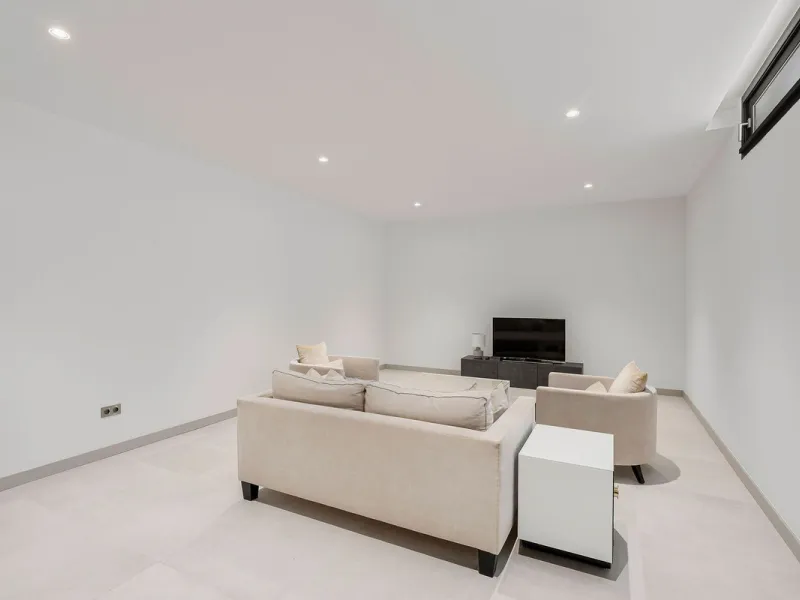 Welcome to this modern and very well built house in the lower Nueva Andalucia area. As you enter you are greeted with a large open kitchen that leads to the dining and living area, from here you can access the large covered terrace and onto the pool area 