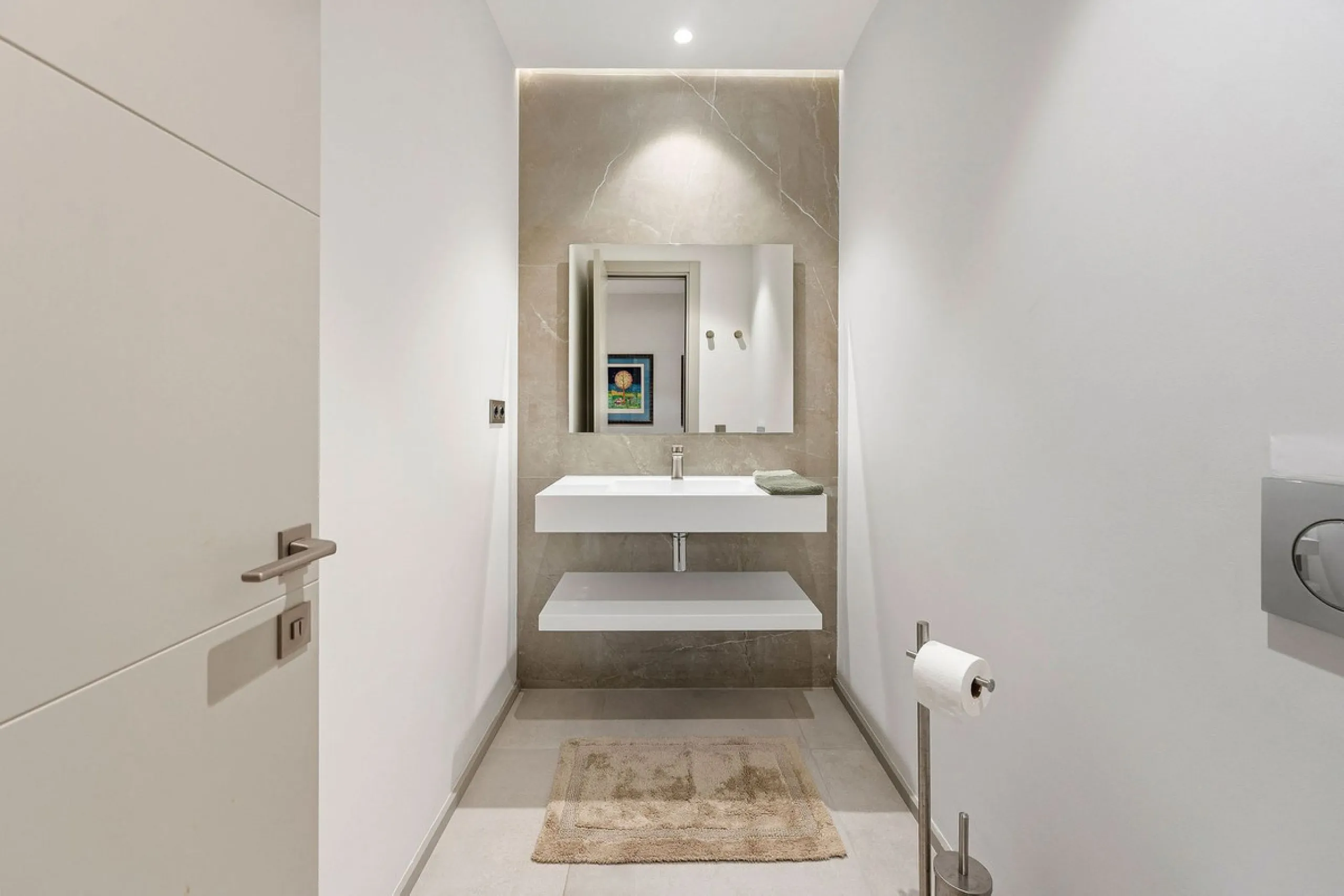 Welcome to this modern and very well built house in the lower Nueva Andalucia area. As you enter you are greeted with a large open kitchen that leads to the dining and living area, from here you can access the large covered terrace and onto the pool area 