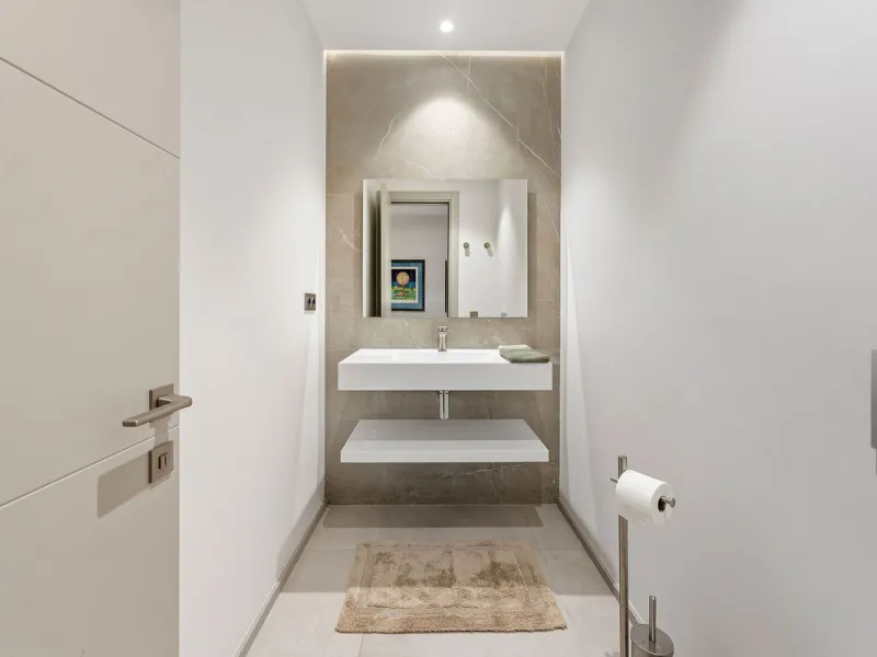 Welcome to this modern and very well built house in the lower Nueva Andalucia area. As you enter you are greeted with a large open kitchen that leads to the dining and living area, from here you can access the large covered terrace and onto the pool area 