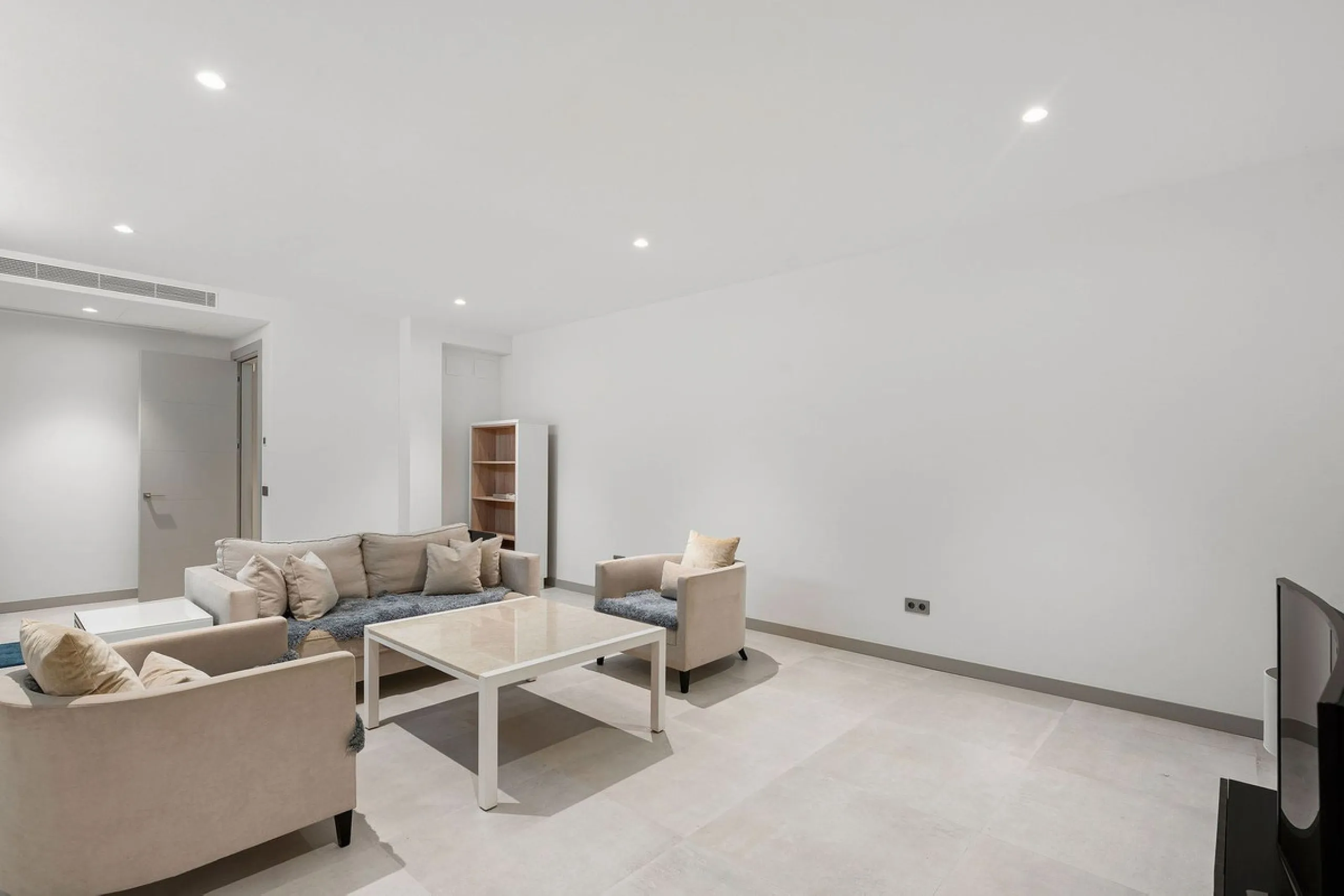 Welcome to this modern and very well built house in the lower Nueva Andalucia area. As you enter you are greeted with a large open kitchen that leads to the dining and living area, from here you can access the large covered terrace and onto the pool area 