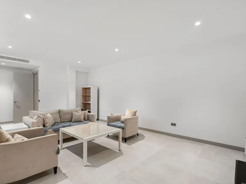 Welcome to this modern and very well built house in the lower Nueva Andalucia area. As you enter you are greeted with a large open kitchen that leads to the dining and living area, from here you can access the large covered terrace and onto the pool area 