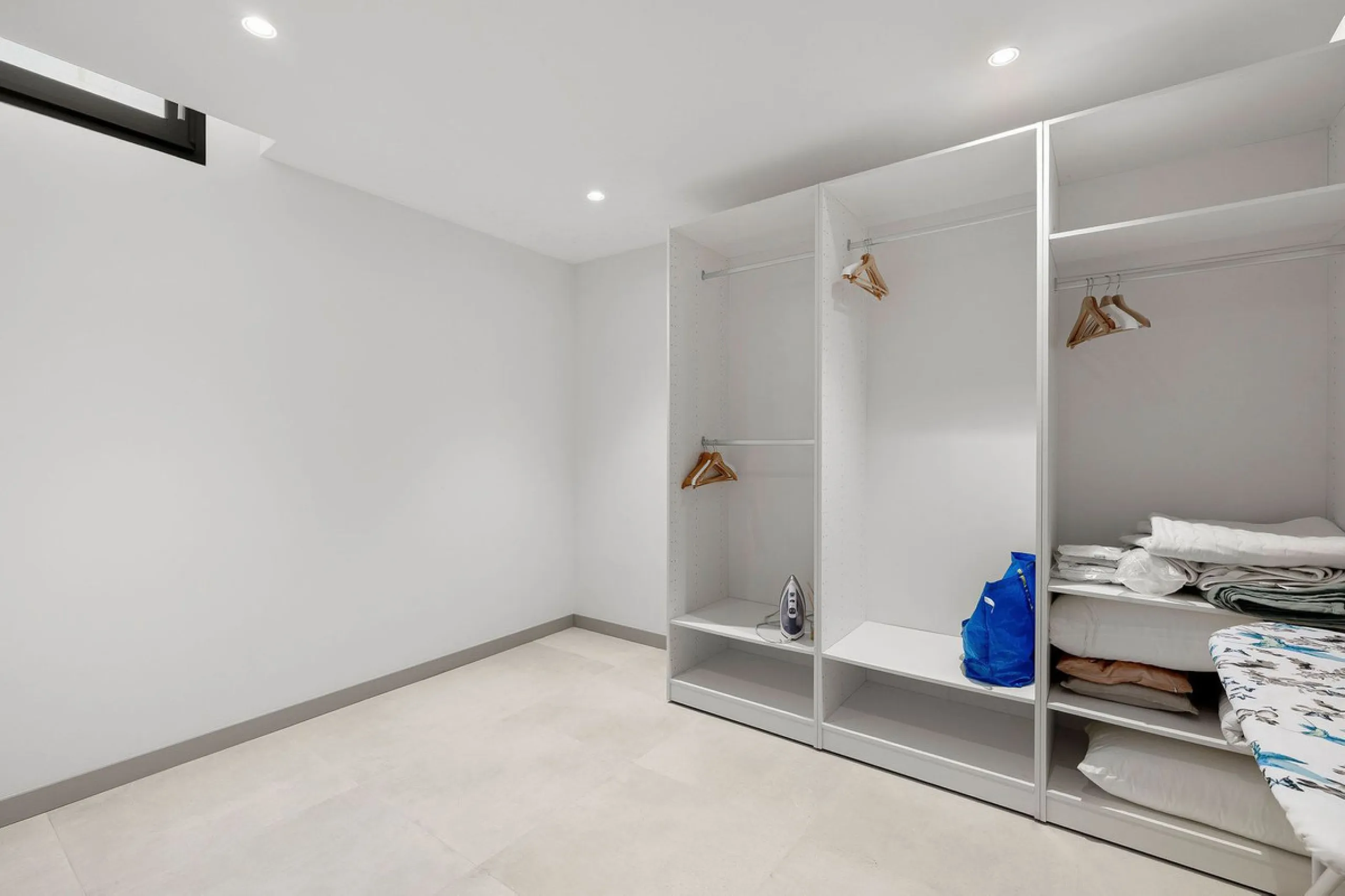 Welcome to this modern and very well built house in the lower Nueva Andalucia area. As you enter you are greeted with a large open kitchen that leads to the dining and living area, from here you can access the large covered terrace and onto the pool area 