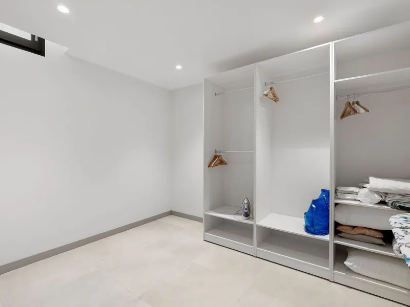 Welcome to this modern and very well built house in the lower Nueva Andalucia area. As you enter you are greeted with a large open kitchen that leads to the dining and living area, from here you can access the large covered terrace and onto the pool area 