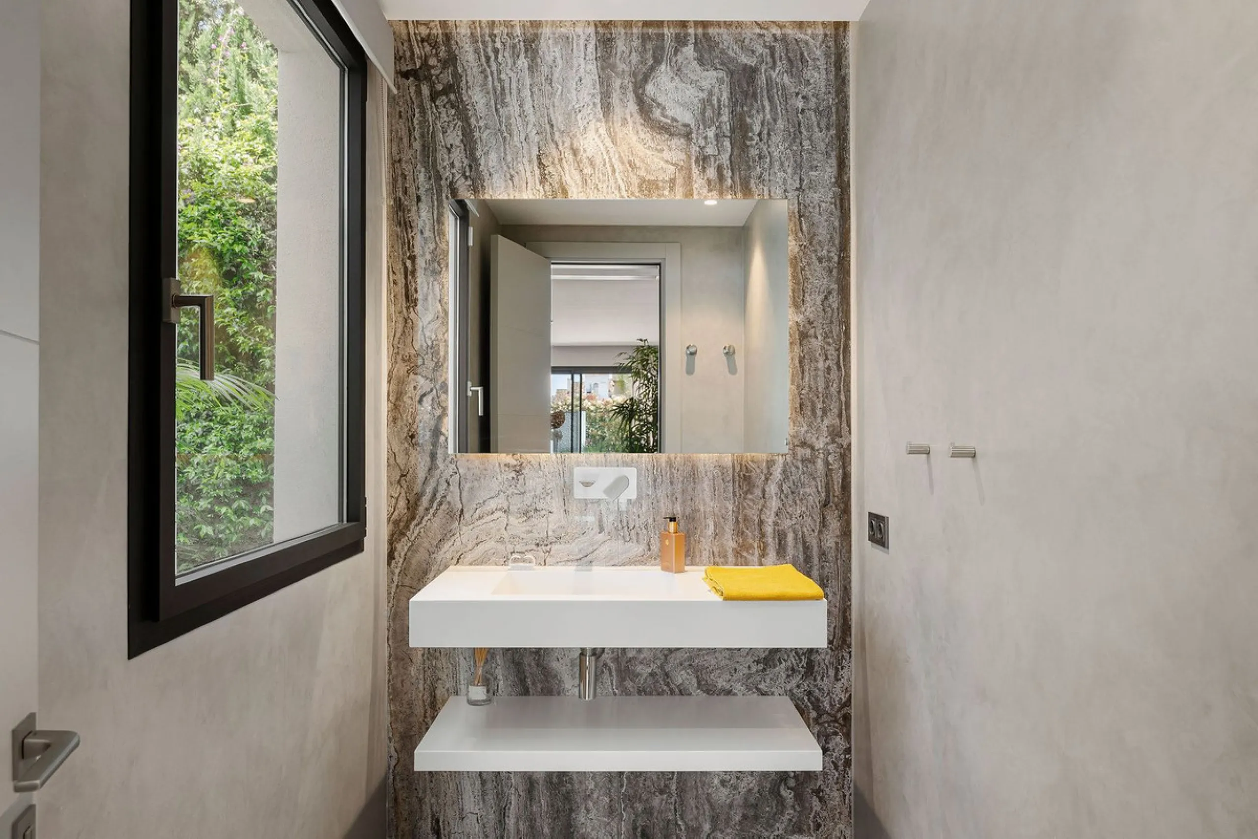 Welcome to this modern and very well built house in the lower Nueva Andalucia area. As you enter you are greeted with a large open kitchen that leads to the dining and living area, from here you can access the large covered terrace and onto the pool area 