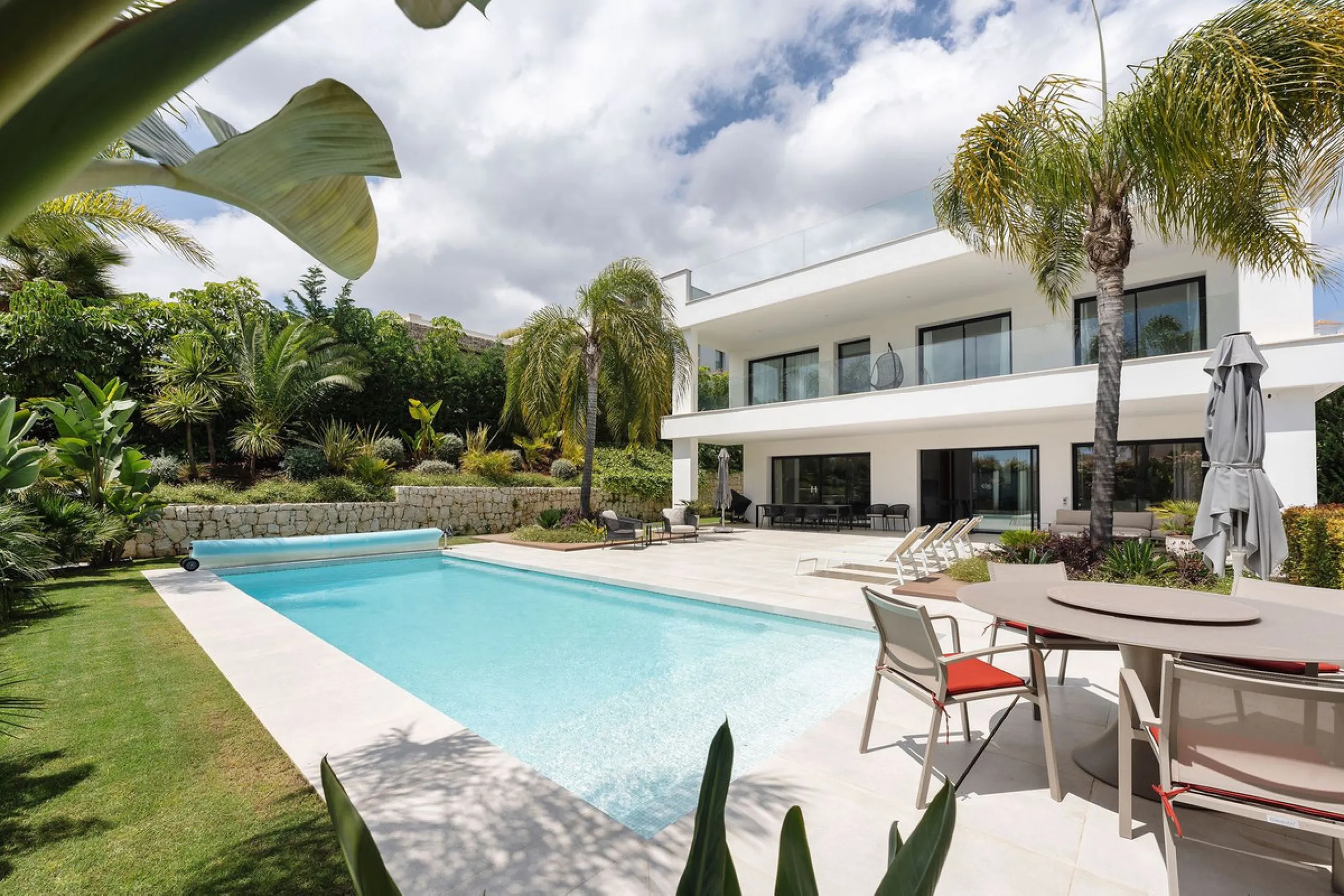 Welcome to this modern and very well built house in the lower Nueva Andalucia area. As you enter you are greeted with a large open kitchen that leads to the dining and living area, from here you can access the large covered terrace and onto the pool area 