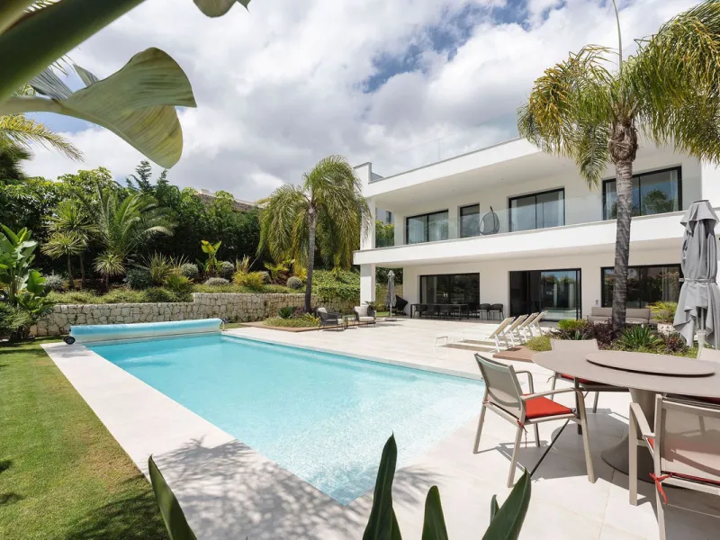 Welcome to this modern and very well built house in the lower Nueva Andalucia area. As you enter you are greeted with a large open kitchen that leads to the dining and living area, from here you can access the large covered terrace and onto the pool area 