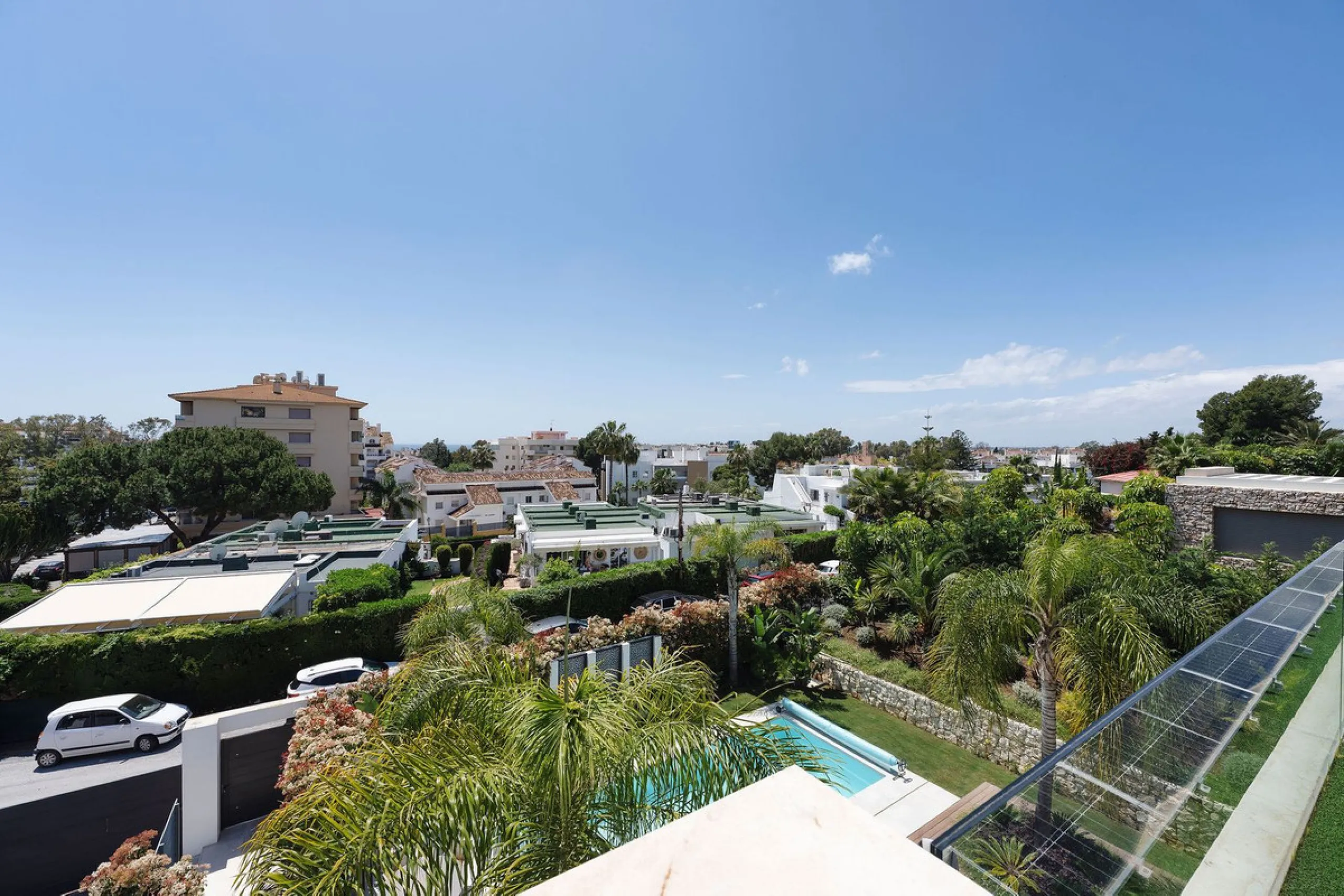Welcome to this modern and very well built house in the lower Nueva Andalucia area. As you enter you are greeted with a large open kitchen that leads to the dining and living area, from here you can access the large covered terrace and onto the pool area 