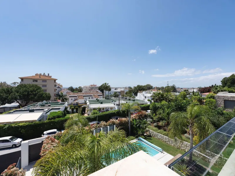 Welcome to this modern and very well built house in the lower Nueva Andalucia area. As you enter you are greeted with a large open kitchen that leads to the dining and living area, from here you can access the large covered terrace and onto the pool area 