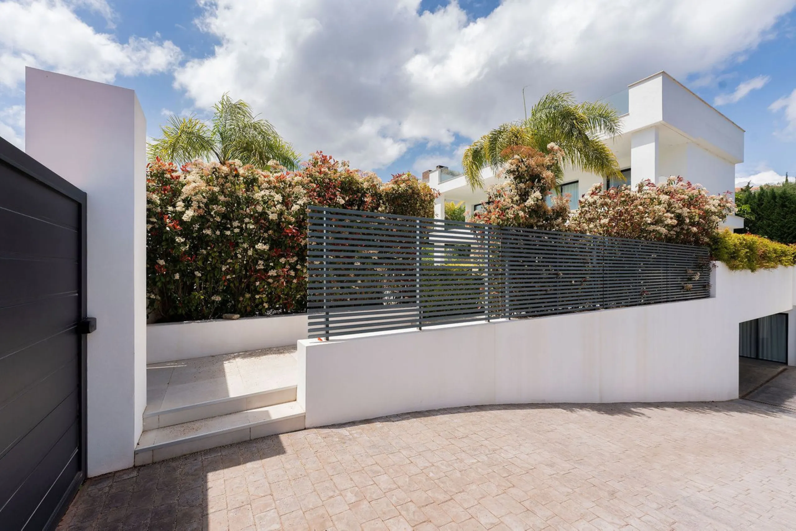 Welcome to this modern and very well built house in the lower Nueva Andalucia area. As you enter you are greeted with a large open kitchen that leads to the dining and living area, from here you can access the large covered terrace and onto the pool area 