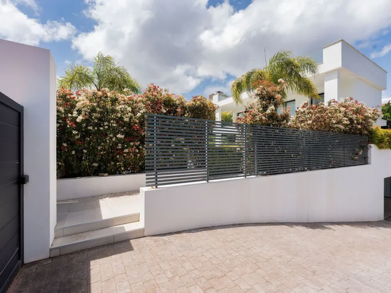 Welcome to this modern and very well built house in the lower Nueva Andalucia area. As you enter you are greeted with a large open kitchen that leads to the dining and living area, from here you can access the large covered terrace and onto the pool area 